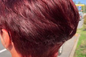 Punaisiksi värjätyt hiukset